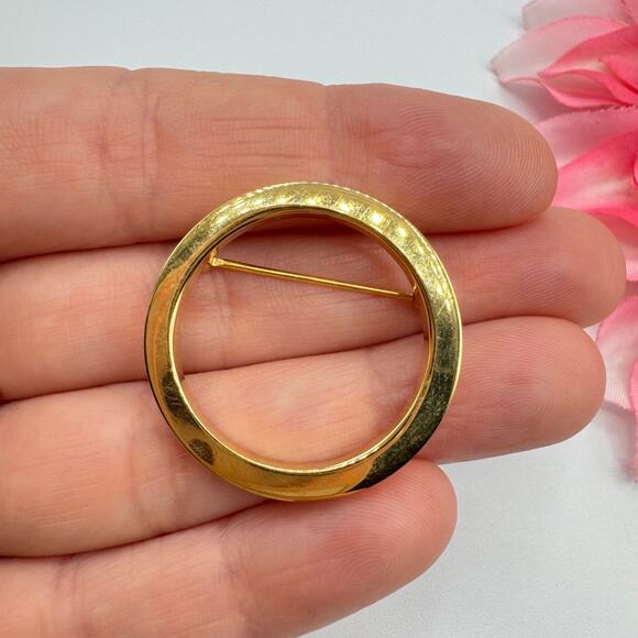 Vintage Crown Trifari Circle Wreath Brooch Pin Gold Tone Signed Classic Timeless - Picture 3 of 7
